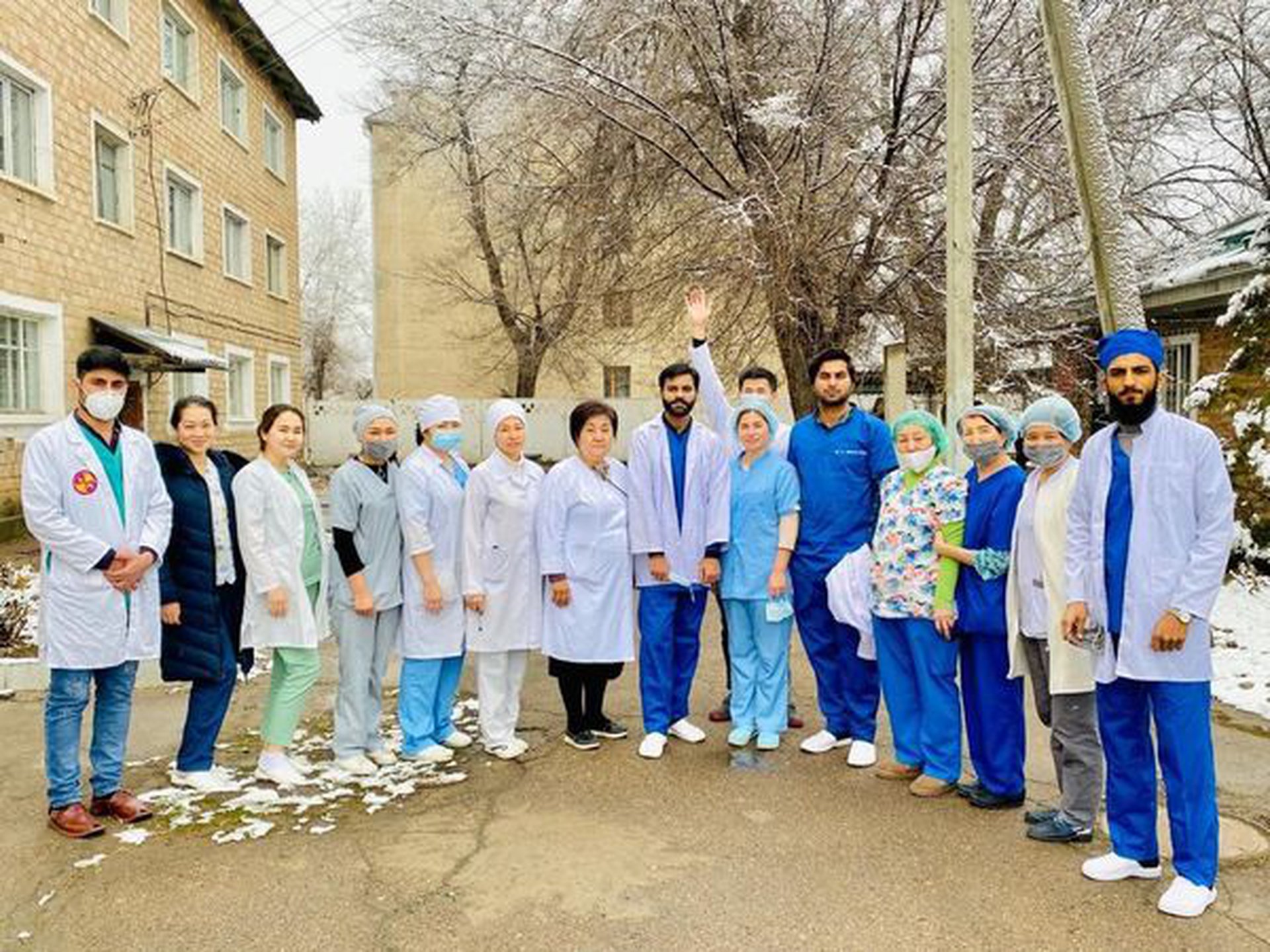 Студенты 6-го семестра Школы медицины Университета Адама посетили больницу Токмока