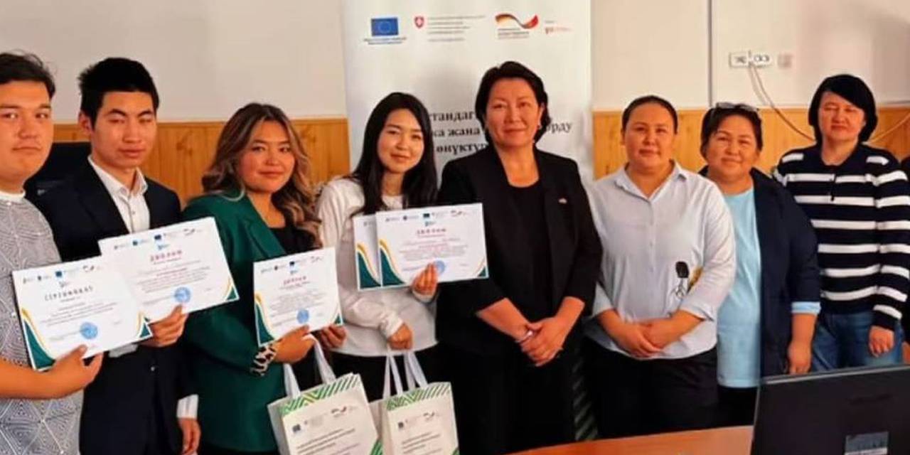 Студенты 4 курса программы «Экономика, Менеджмент и Туризм» приняли активное участие в двухдневном тренинге по кросс-дебатному формату (КДФ), посвящённому вопросам зелёной экономики и устойчивого развития, который прошёл 10-11 октября.